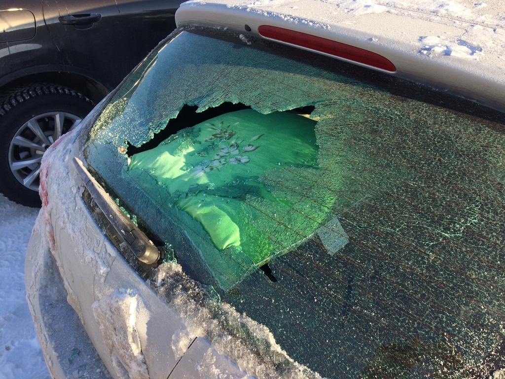 Почему разбили. Битое автомобильное стекло. Разбитое стекло автомобиля. Разбитые стекла в машине. Разбитое заднее стекло.