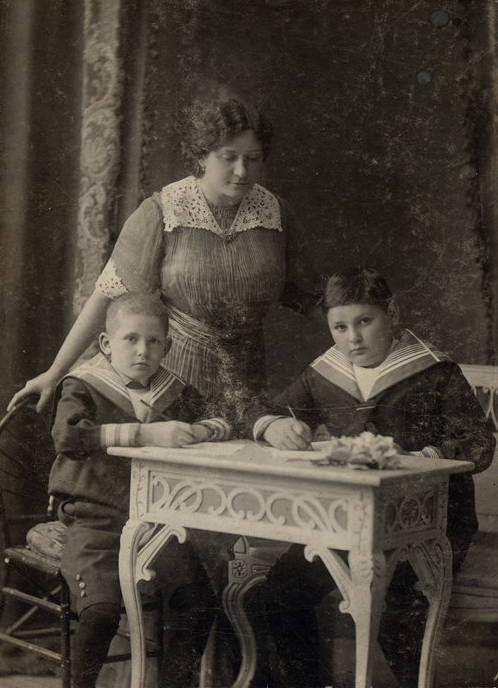 Евгений и Борис с мамой, Еленой Александровной Поносовой-Молло, 1913 год.