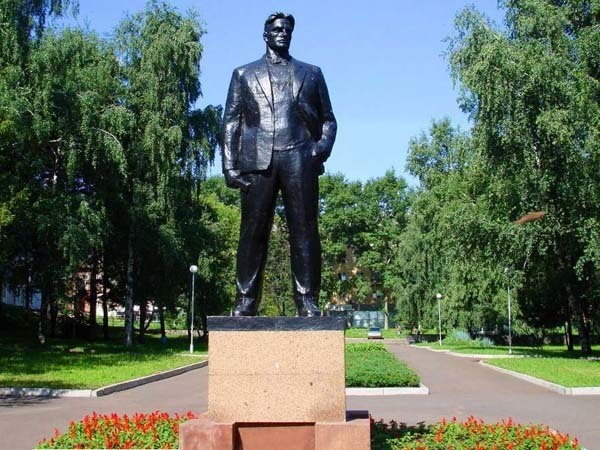 Памятник Маяковскому в Уфе