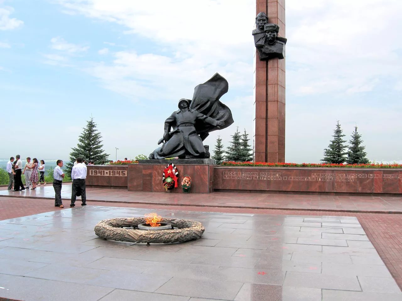 Памятник в сквере. Парк Победы Уфа. Мемориальный комплекс парк Победы Уфа. Вечный огонь Уфа парк Победы. Памятник в парке Победы Уфа.