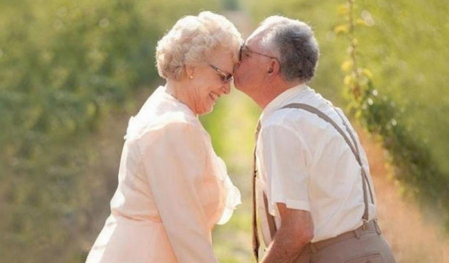Видео старых семейных пар. Близость пожилых. Поцелуй пенсионеров.