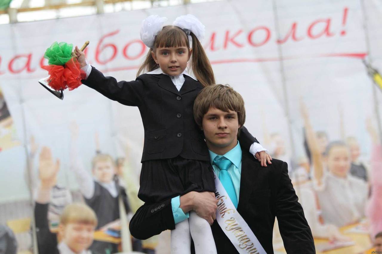 Фото 1 звонка. Выпускник и первоклашка. Первоклассница последний звонок. Последний звонок девочка с колокольчиком. Выпускник с первоклассницей.