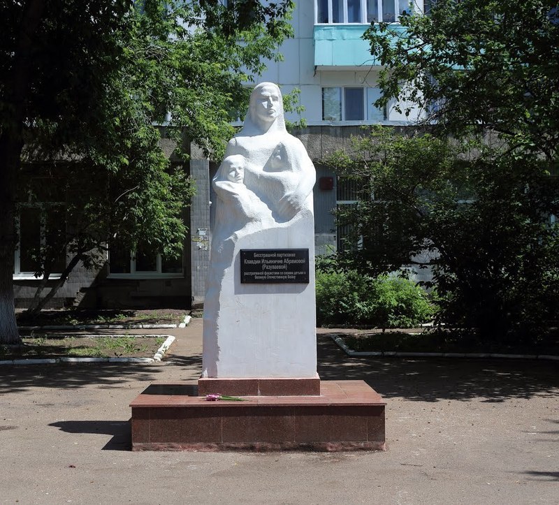 Памятник Клавдии Абрамовой в Уфе