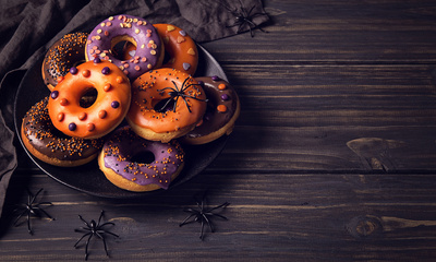 Page medium pastry donuts halloween spiders wood planks 534830 2560x1440